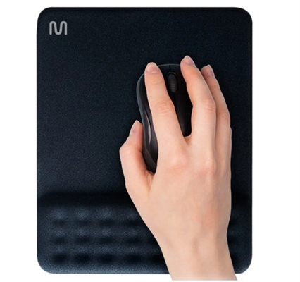 AC365-Black Ergonomic-Mouse-Pad-with-Gel-Wrist-Rest-View-in-Use