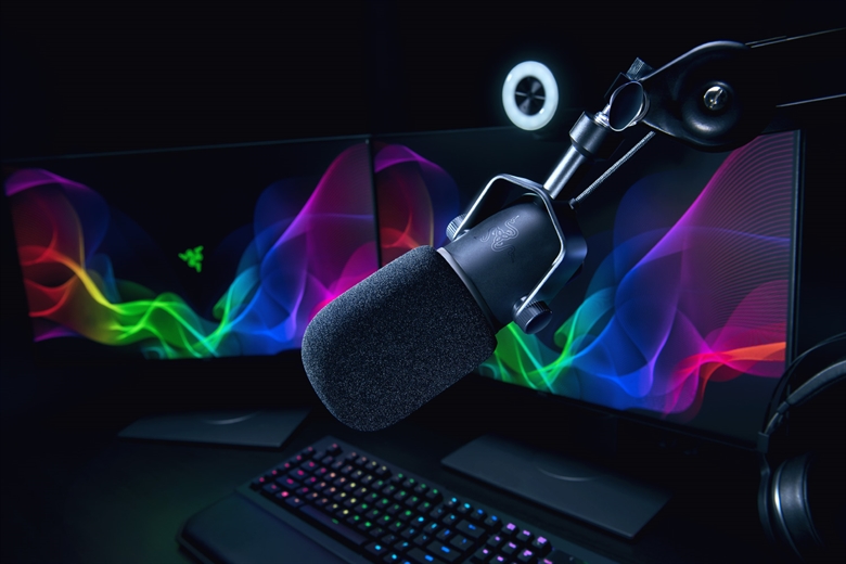 Razer Seiren Elite Side Setup View