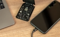Xtech XTC-570 Kit de Cable USB y Caja de Almacenamiento Vista Cargando el Teléfono