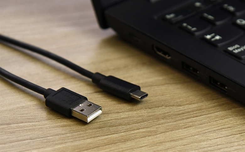 Xtech XTC-510 Cable USB Tipo-C Macho a Tipo-A Macho Vista con Laptop